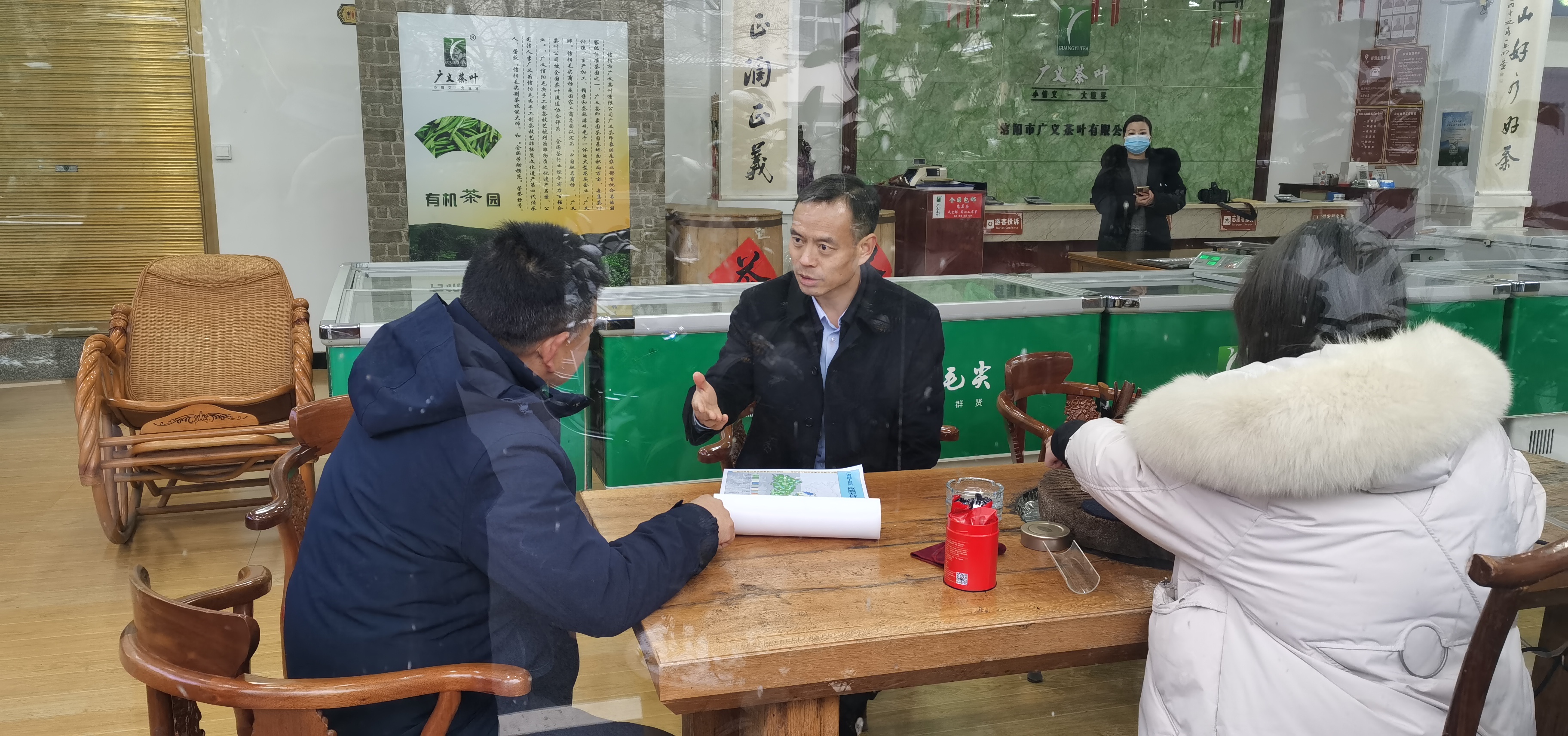 信陽(yáng)市委常委、副市長(zhǎng)秦保建到信陽(yáng)市廣義茶葉有限公司慰問(wèn)全國(guó)勞模李廣義同志