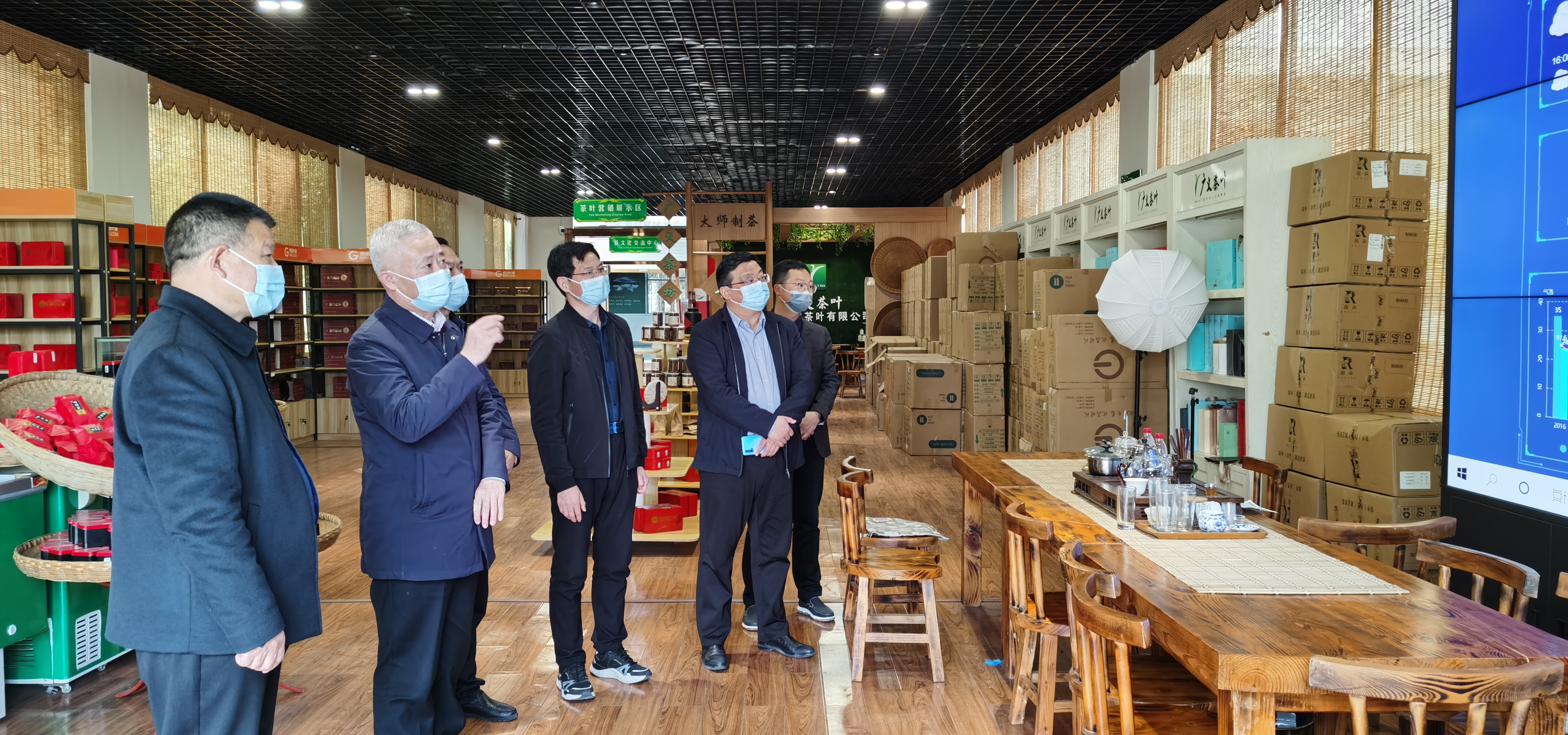 2022年4月1日，信陽(yáng)市胡亞才市長(zhǎng)來(lái)廣義茶印象園，關(guān)心春茶生產(chǎn)，指導(dǎo)春茶生產(chǎn)工作