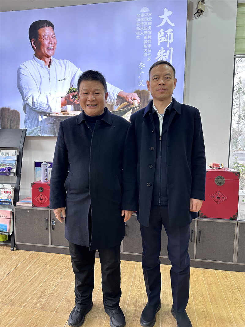 2025年1月23日上午，信陽市委常務(wù)副市長(zhǎng)秦保健來公司看望一線全國(guó)勞模李廣義